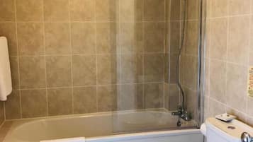 Chambre Simple Standard, vue cour intérieure | Salle de bain | Ensemble douche/baignoire, articles de toilette gratuits