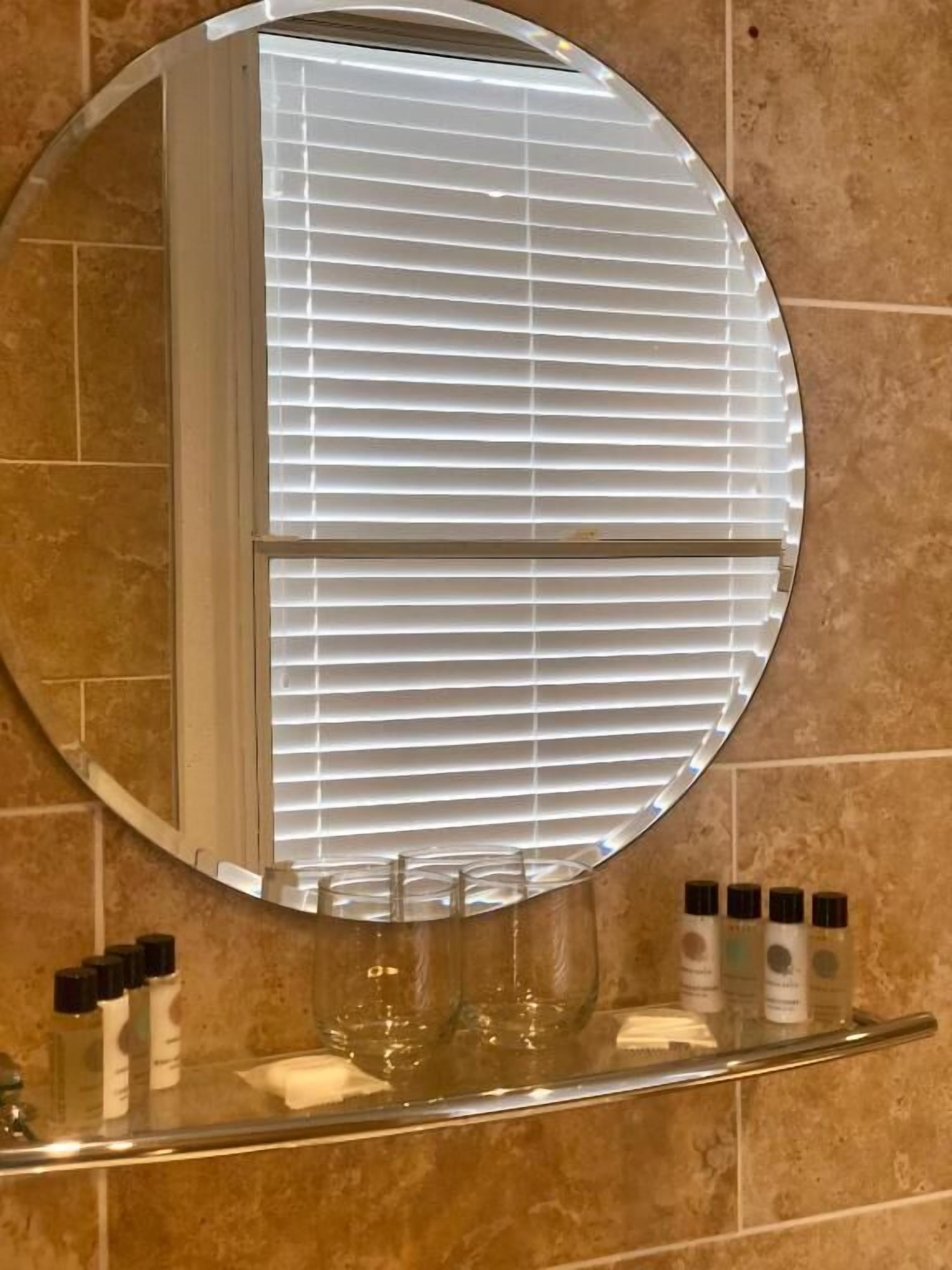 Combined shower/bathtub, free toiletries, towels