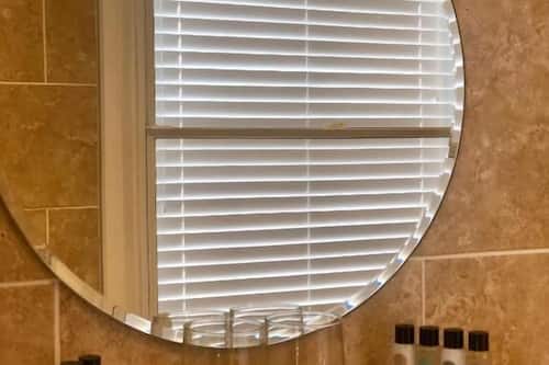 Ensemble baignoire-douche, articles de toilette (gratuits)