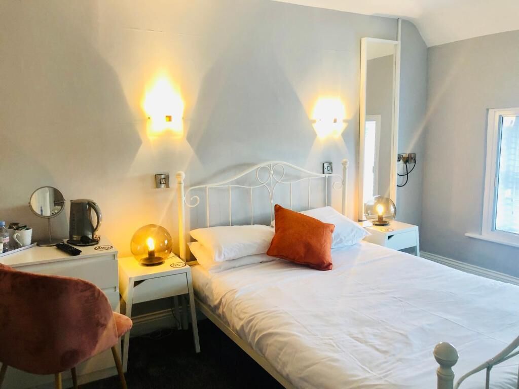 Economy Double Room | Meja, ruang kerja komputer riba, seterika/papan seterika, Wi-fi percuma 