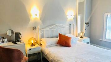 Economy Double Room | Meja, ruang kerja komputer riba, seterika/papan seterika, Wi-fi percuma