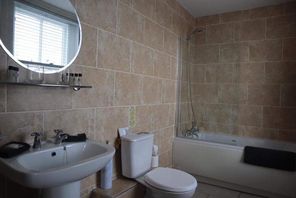 Combined shower/bathtub, free toiletries, towels