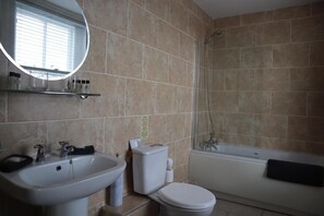 Ensemble douche/baignoire, articles de toilette gratuits