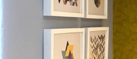 Cuatro obras de arte enmarcadas en una pared.