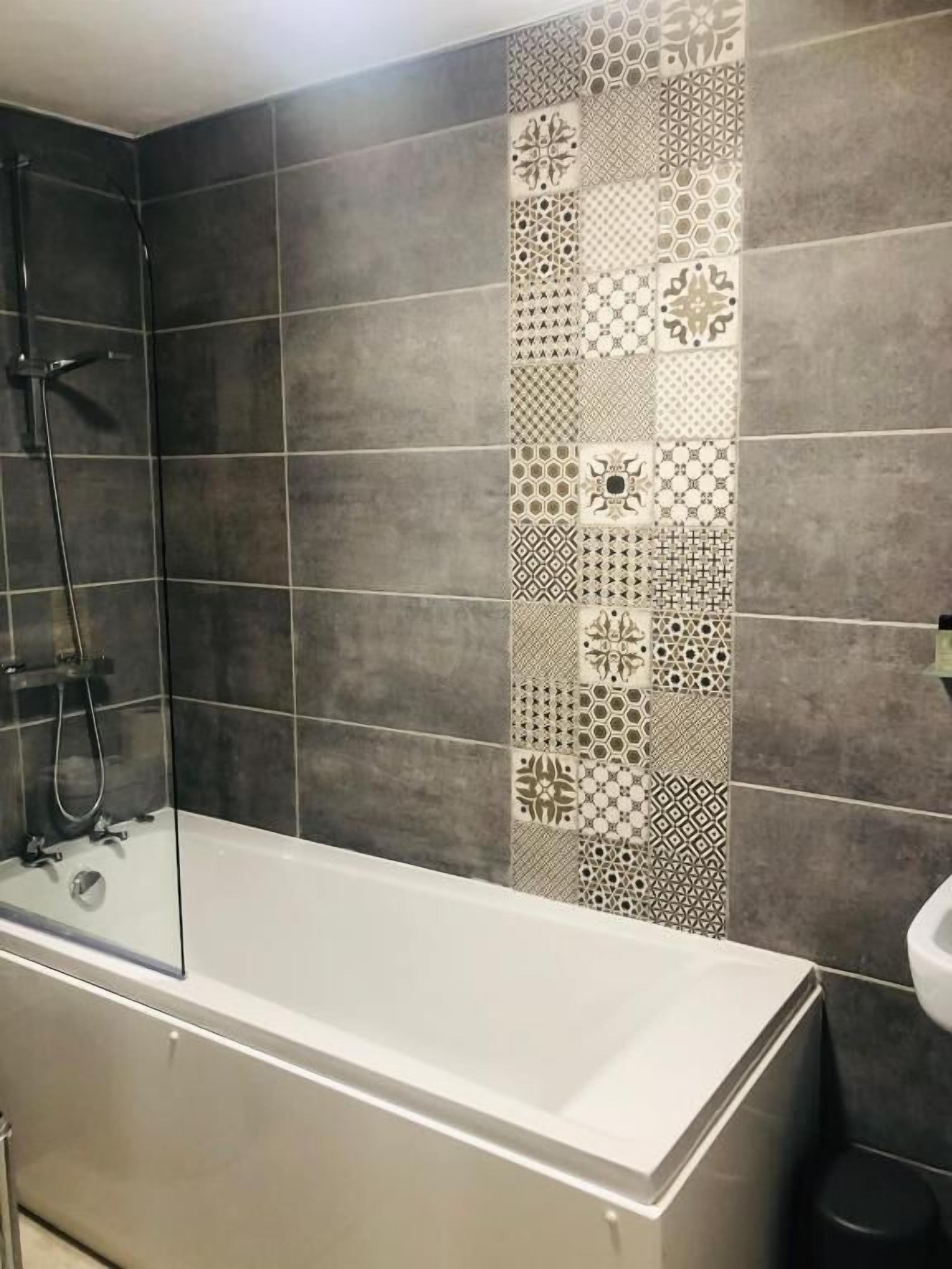 Combined shower/tub, free toiletries, towels