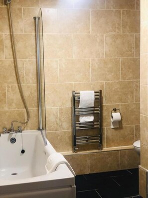 Quarto duplo standard | Banheiro | Chuveiro/banheira combinados, produtos de toalete grátis