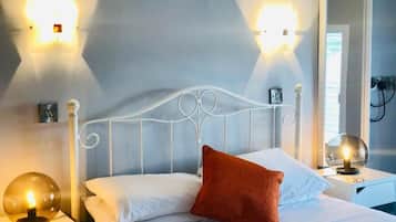 Chambre Familiale | Bureau, espace de travail pour ordinateur portable