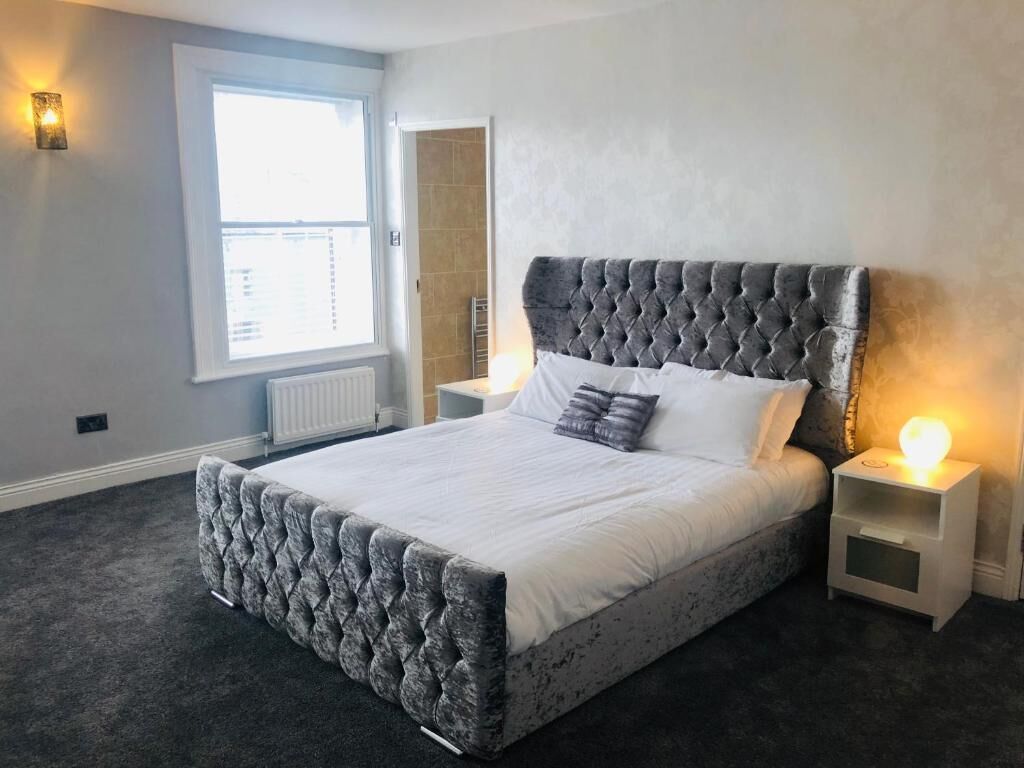 Standard Double Room | Meja, ruang kerja komputer riba, seterika/papan seterika, Wi-fi percuma 