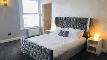 Standard Double Room | Meja, ruang kerja komputer riba, seterika/papan seterika, Wi-fi percuma