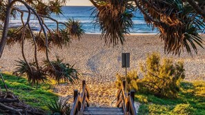 Una spiaggia nelle vicinanze