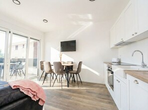 Réfrigérateur, micro-ondes, plaque de cuisson, bouilloire électrique