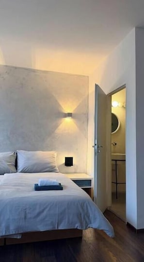 Tabla de planchar con plancha, wifi y ropa de cama 