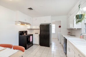 Unclassified image, 4 of 10, button - Peaceful 3-bedroom house in quiet neighborhood with mature trees. (Wichita)