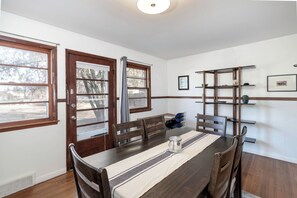 Dining - Peaceful 3-bedroom house in quiet neighborhood with mature trees. (Wichita)