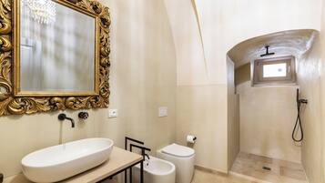 Shower, bidet, towels