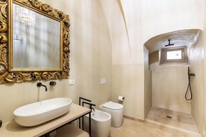 Douche, bidet, serviettes fournies