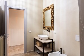 Shower, bidet, towels - House & Villas- Labisi House (Noto)