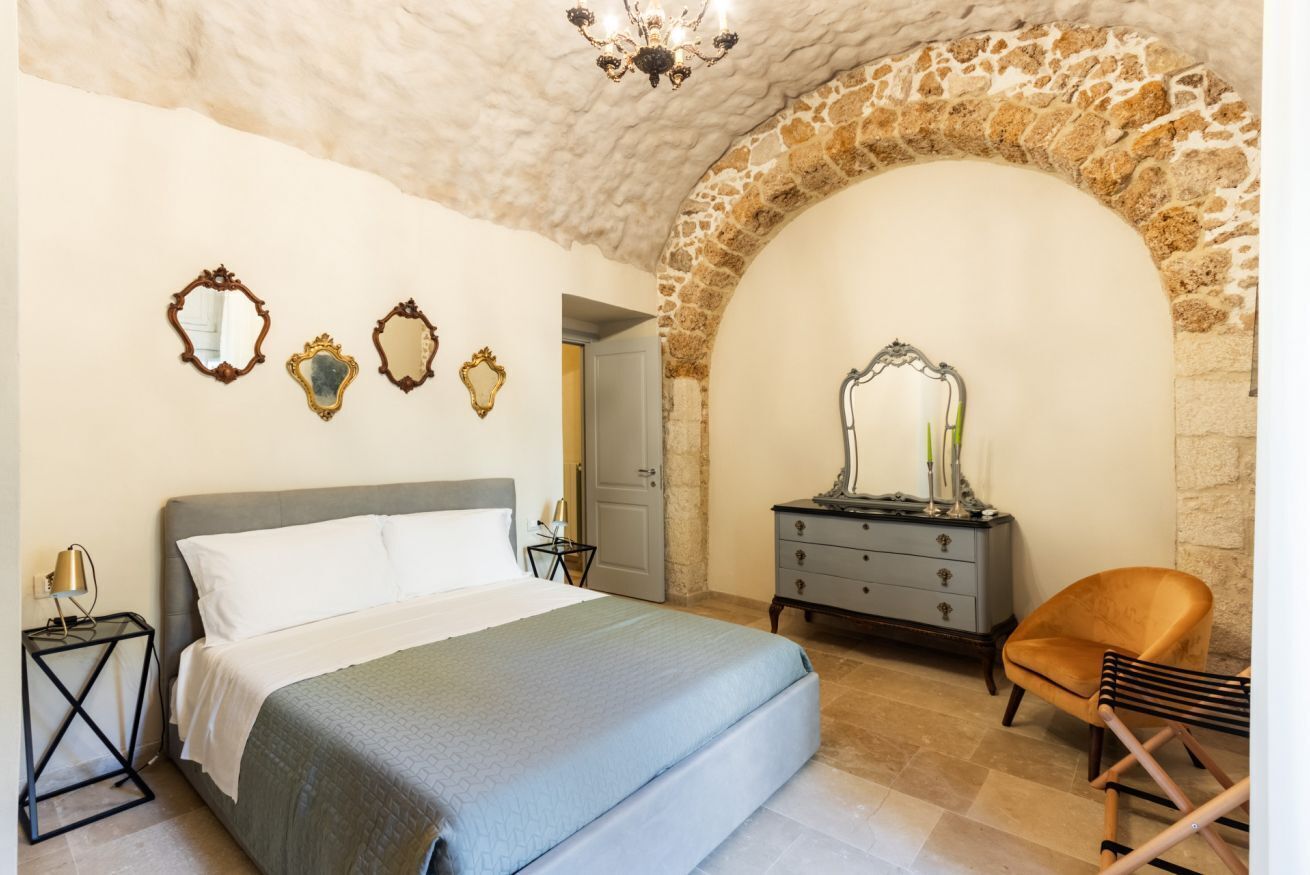1 chambre, fer et planche à repasser