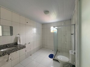 Suihku, pyyhkeet, saippua, vessapaperi