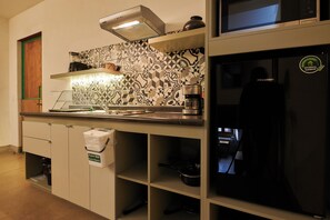 ثلاجة، ميكروويف، موقد طهي مسطح، ماكينة لصنع القهوة/الشاي