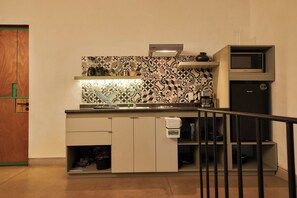 Kühlschrank, Mikrowelle, Herdplatte, Wasserkocher mit Kaffee-/Teezubehör