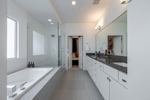 Bathroom - Rodeo House-Luxury-Modern-Pool-Rooftop Deck-Balcany-Skyline View-Sleeps 14 (Houston)