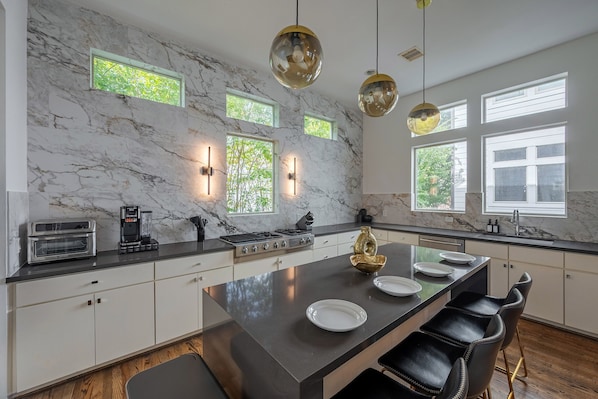 Private kitchen - Rodeo House-Luxury-Modern-Pool-Rooftop Deck-Balcany-Skyline View-Sleeps 14 (Houston)