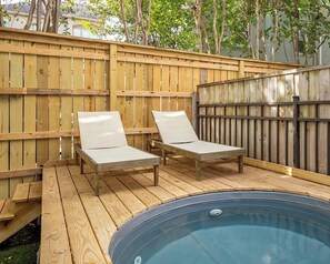 Outdoor spa tub