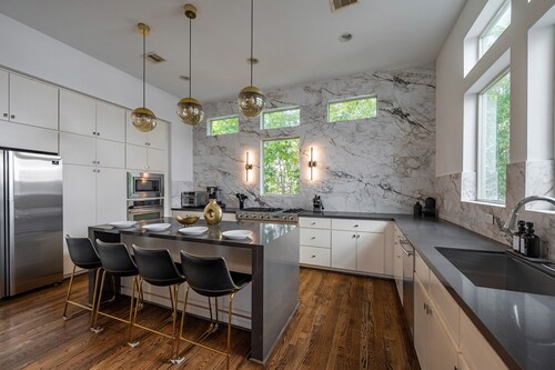 Rodeo House-Luxury-Modern-Pool-Rooftop Deck-Balcany-Skyline View-Sleeps 14