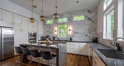 Rodeo House-Luxury-Modern-Pool-Rooftop Deck-Balcany-Skyline View-Sleeps 14