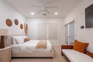 Room - Rodeo House-Luxury-Modern-Pool-Rooftop Deck-Balcany-Skyline View-Sleeps 14 (Houston)