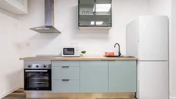 Fridge, microwave, oven, coffee/tea maker