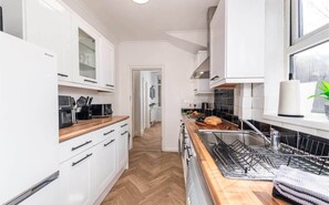 Fridge, microwave, oven, stovetop - City Centre House with Hot Tub (Wolverhampton)