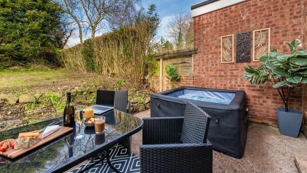 Outdoor spa tub - City Centre House with Hot Tub (Wolverhampton)