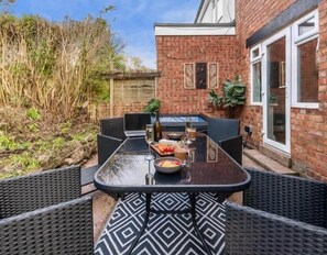 Outdoor dining - City Centre House with Hot Tub (Wolverhampton)