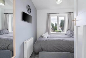 3 bedrooms, iron/ironing board, WiFi, bed sheets - City Centre House with Hot Tub (Wolverhampton)