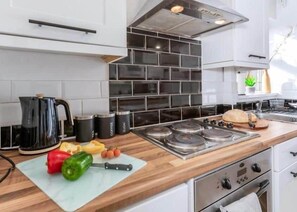 Fridge, microwave, oven, stovetop - City Centre House with Hot Tub (Wolverhampton)