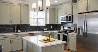 New Hilltop Lake Granbury Retreat, Cowboy Pool, Lake Access, Family Friendly