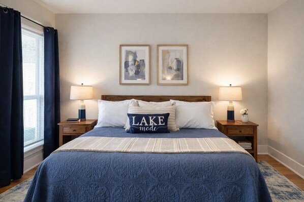 Työpöytä, silitysrauta/-lauta, Wi-Fi, vuodevaatteet