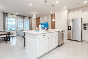 Private kitchen - 5BR Resort Home w/ Clubhouse Windsor Cay (Clermont)