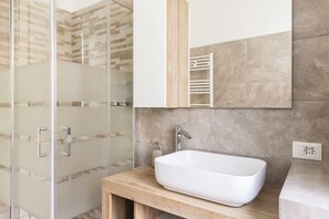 Shower, hair dryer, bidet, towels - Stay near the Vatican in a Peaceful Residential Area (Roma)
