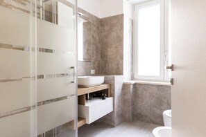 Douche, sèche-cheveux, bidet, serviettes fournies