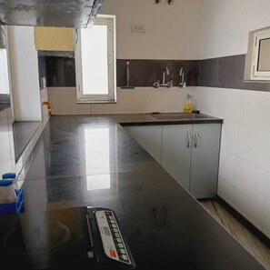 Private kitchen - Cozy 3-bedroom house in Delta I (Brahmpur Rajraula Urf Nawada)