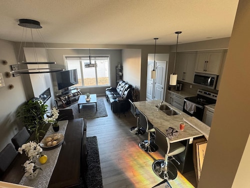 15 minutes from YYC Airport and 25 minutes from Downtown 3 Bedroom duplex