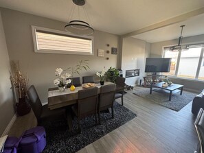 Dining - 15 minutes from YYC Airport and 25 minutes from Downtown 3 Bedroom duplex (Calgary)