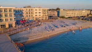 Un paseo marítimo con edificios y una playa.