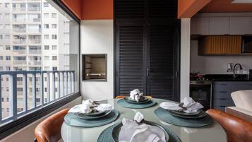 Design Apartment, Multiple Bedrooms, Air conditioning, Resort View | Dining room