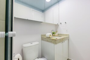 Familjelägenhet - kök - utsikt mot resort | Badrum | Dusch, hårtork, handdukar och tvål