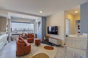 Apartamento Deluxe, Aire acondicionado, vistas a la ciudad | Zona de estar | Smart TV de 40 pulgadas con canales digitales, Netflix