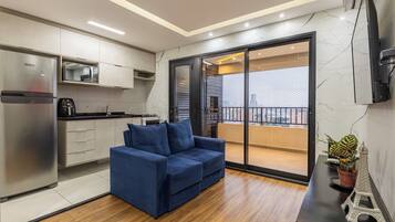 Căn hộ dành cho gia đình, nhiều giường, có phòng tắm riêng, quang cảnh resort | Khu phòng khách